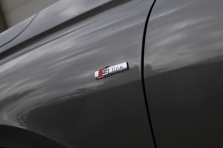 Grå Audi Q4 e-tron fra 2022