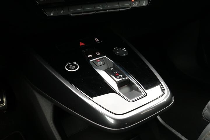 Grå Audi Q4 e-tron fra 2022