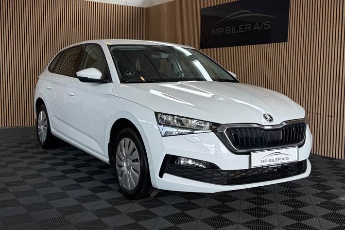 Hvid Skoda Scala fra 2021 set udefra