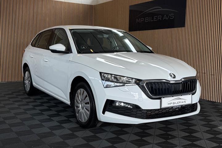 Hvid Skoda Scala fra 2021 set udefra