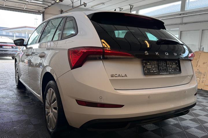 Hvid Skoda Scala fra 2021