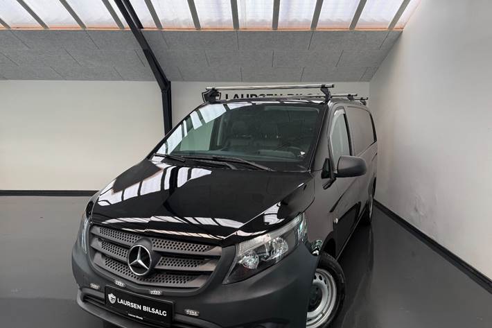 Sort Mercedes Vito 116 fra 2018 set udefra