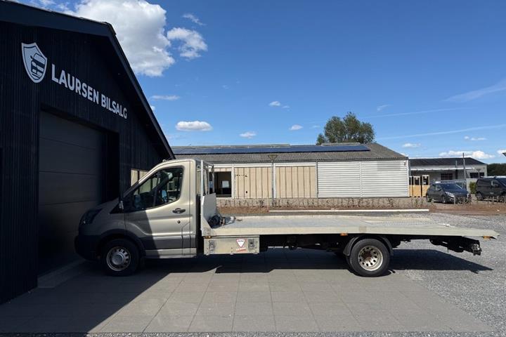 Orange Ford Transit 470 L5 Chassis fra 2018 set udefra