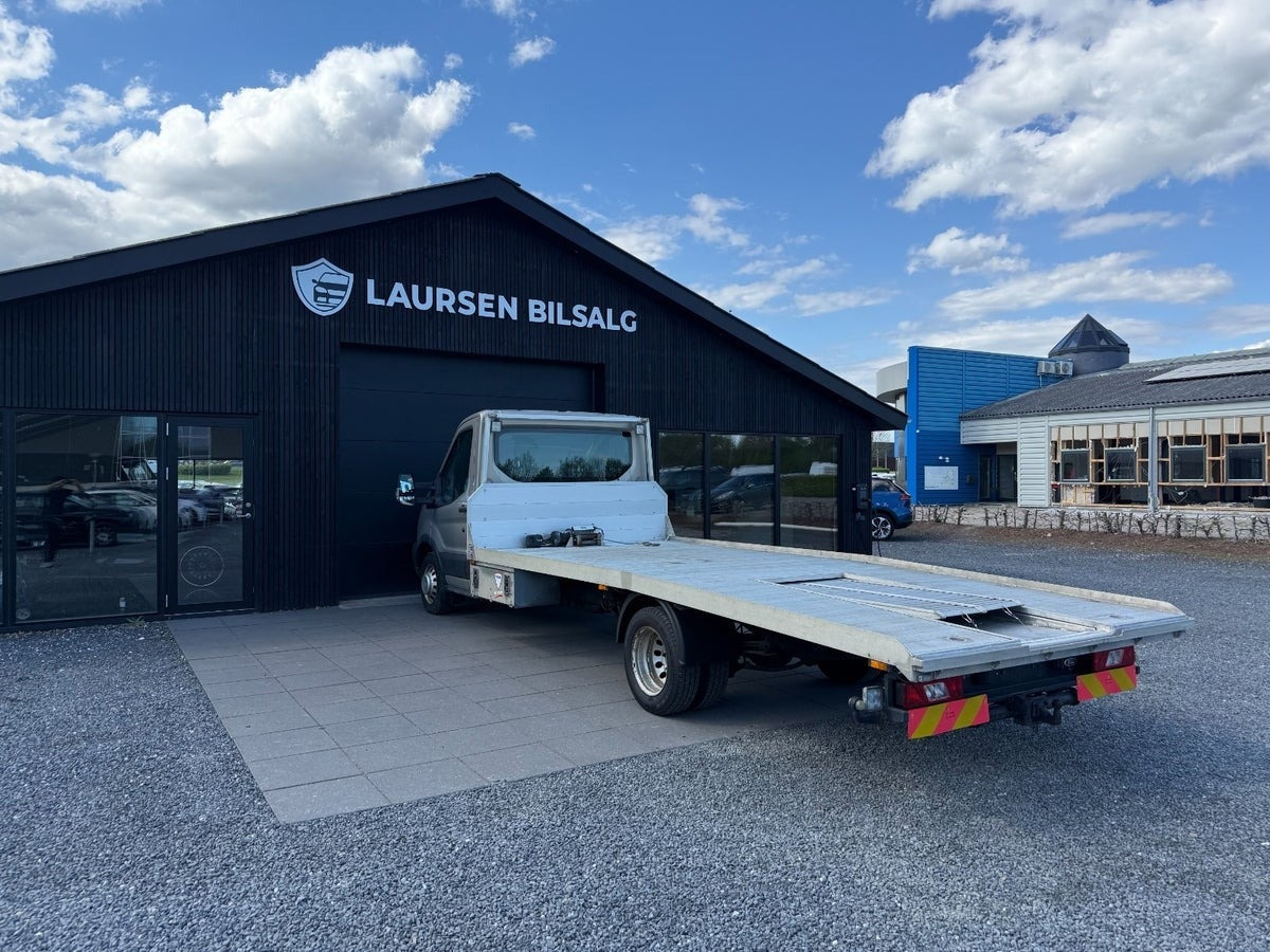 Orange Ford Transit 470 L5 Chassis fra 2018 set udefra