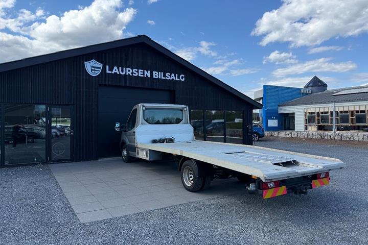 Orange Ford Transit 470 L5 Chassis fra 2018 set udefra