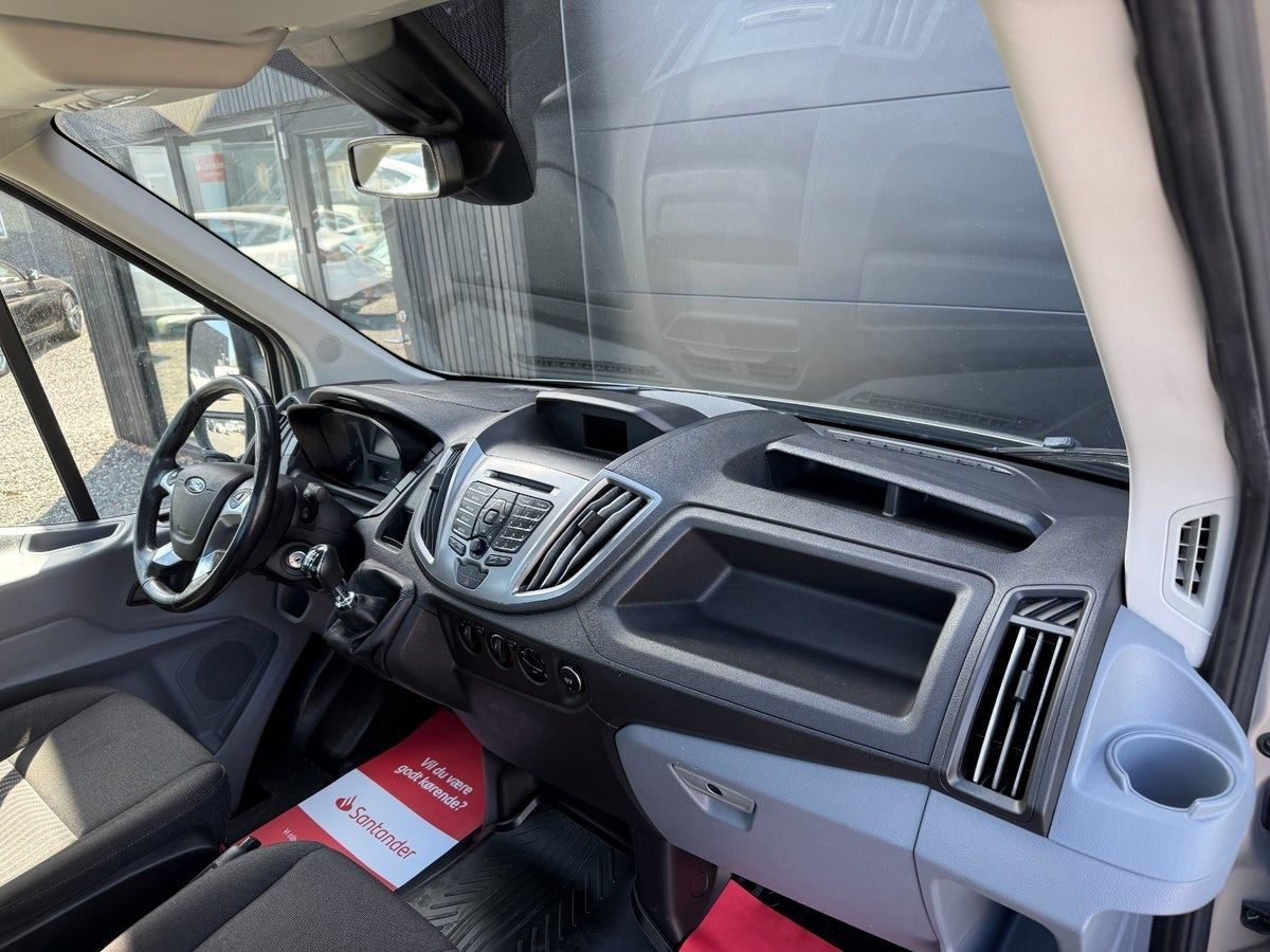 Orange Ford Transit 470 L5 Chassis fra 2018 set indefra