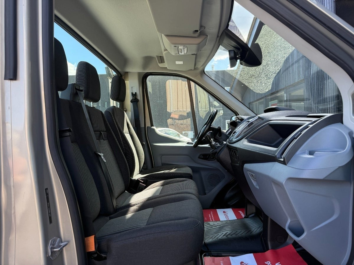 Orange Ford Transit 470 L5 Chassis fra 2018 set indefra