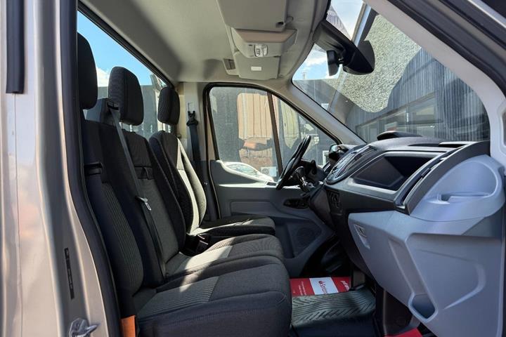 Orange Ford Transit 470 L5 Chassis fra 2018 set indefra