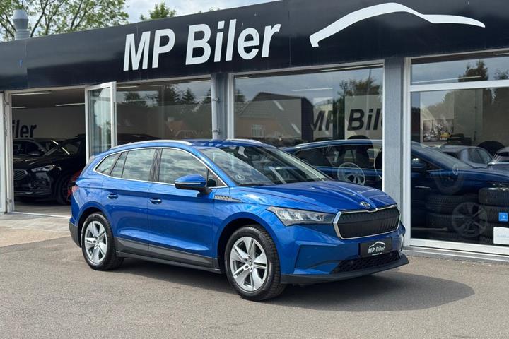 Blå Skoda Enyaq fra 2023 set udefra