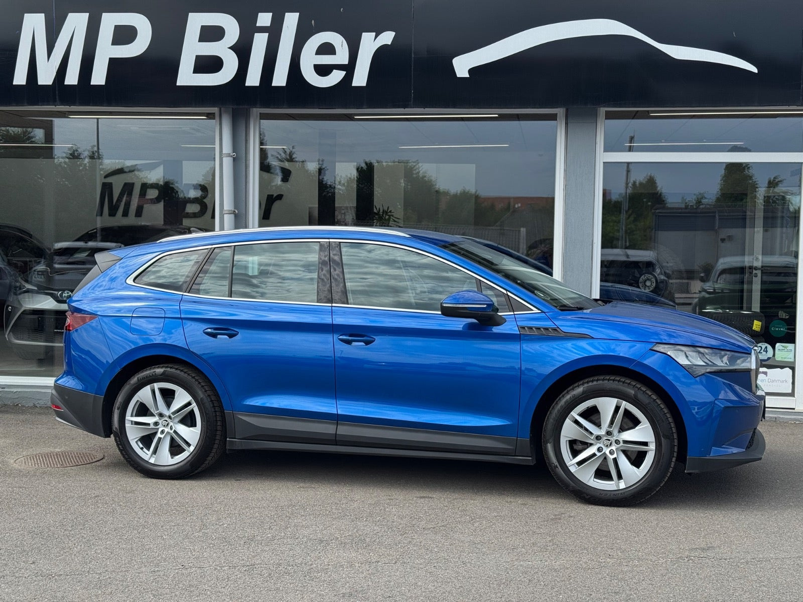 Blå Skoda Enyaq fra 2023
