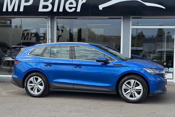 Blå Skoda Enyaq fra 2023