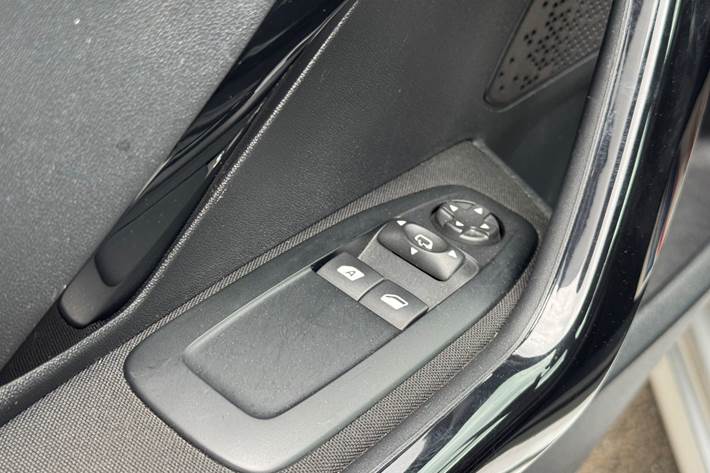Sølv Peugeot 208 fra 2015