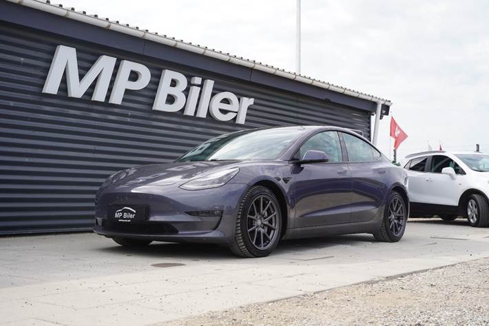 Grå Tesla Model 3 fra 2021