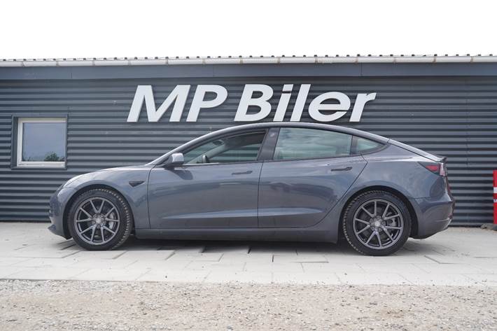 Grå Tesla Model 3 fra 2021