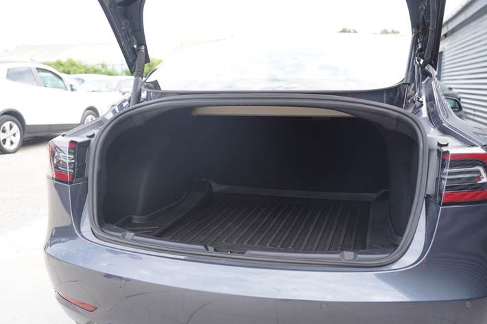 Grå Tesla Model 3 fra 2021