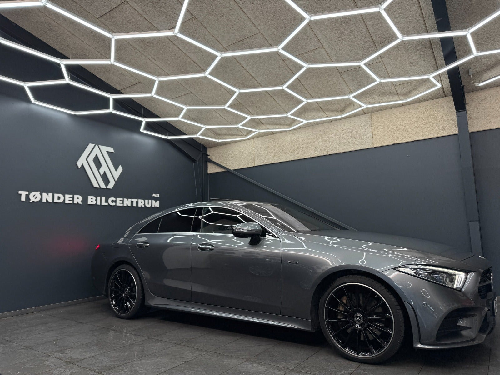 Grå Mercedes CLS450 fra 2018 set udefra