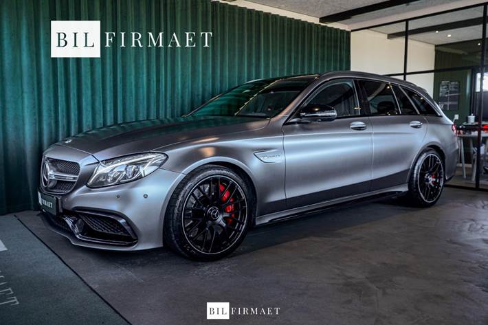 Grå Mercedes C63 fra 2017