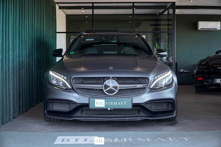 Grå Mercedes C63 fra 2017