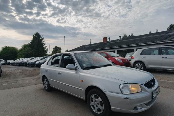 undefined Hyundai Accent fra 2002 set udefra