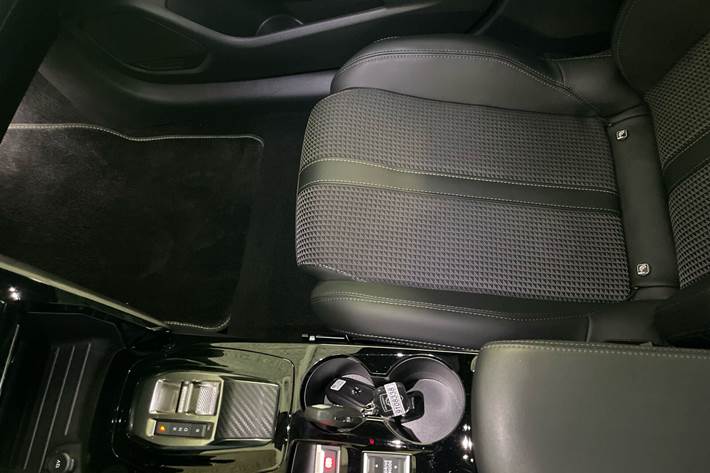 Gul Peugeot e-208 fra 2023