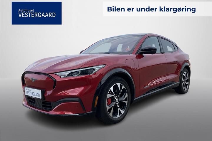 Rød Ford Mustang Mach-E fra 2022 set udefra