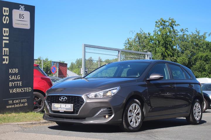 Brun Hyundai i30 fra 2019 set udefra