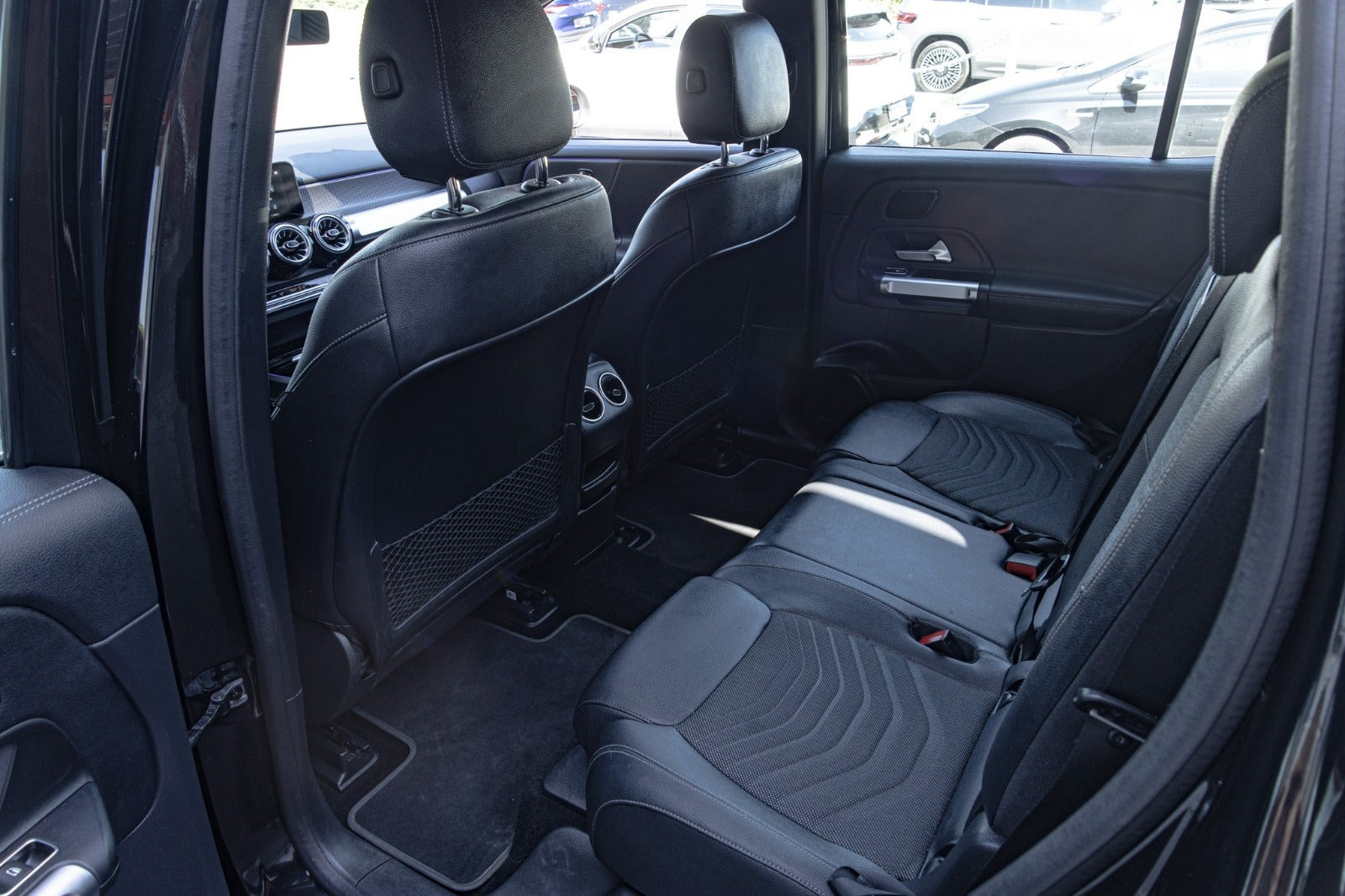Sort Mercedes EQB250 fra 2023