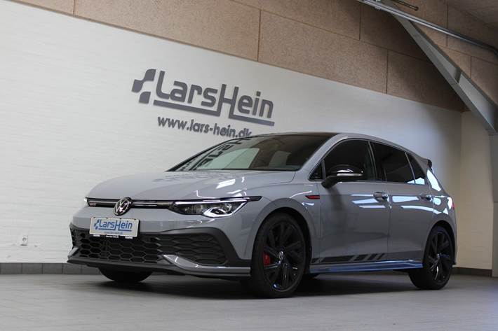 Grå VW Golf VIII fra 2023