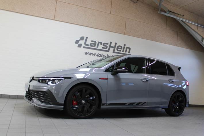 Grå VW Golf VIII fra 2023