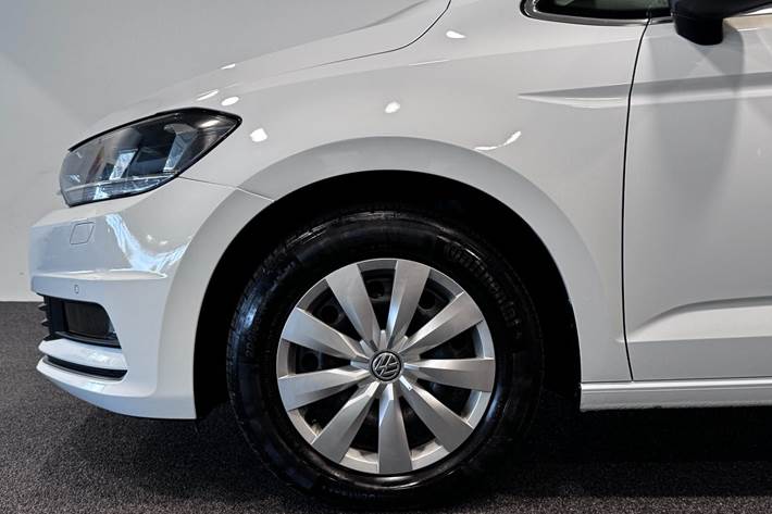 Hvid VW Touran fra 2019