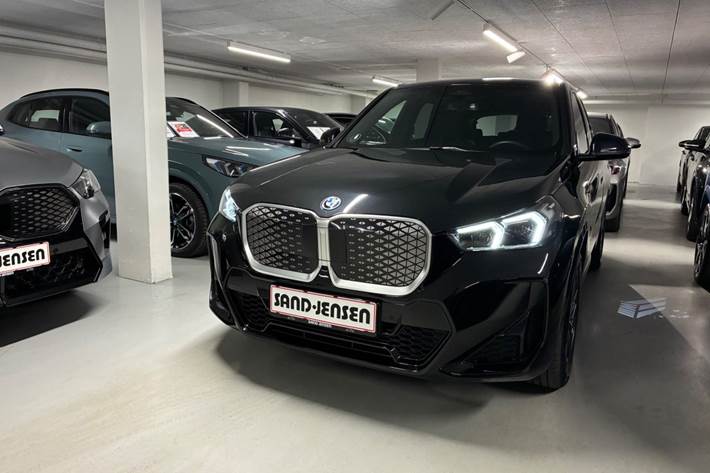 Sort BMW iX1 fra 2025
