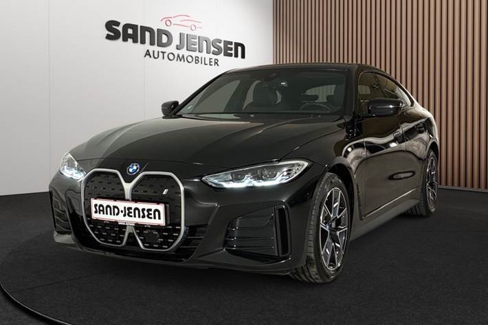Sort BMW i4 fra 2024 set udefra