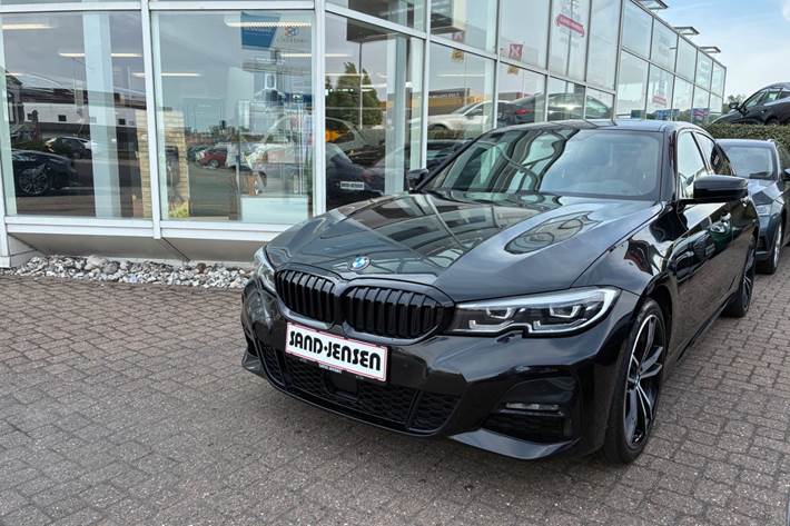 Sort BMW 330e fra 2020