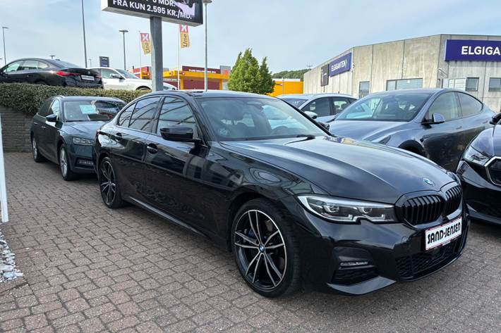 Sort BMW 330e fra 2020