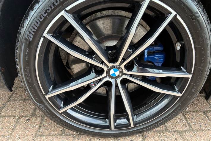 Sort BMW 330e fra 2020