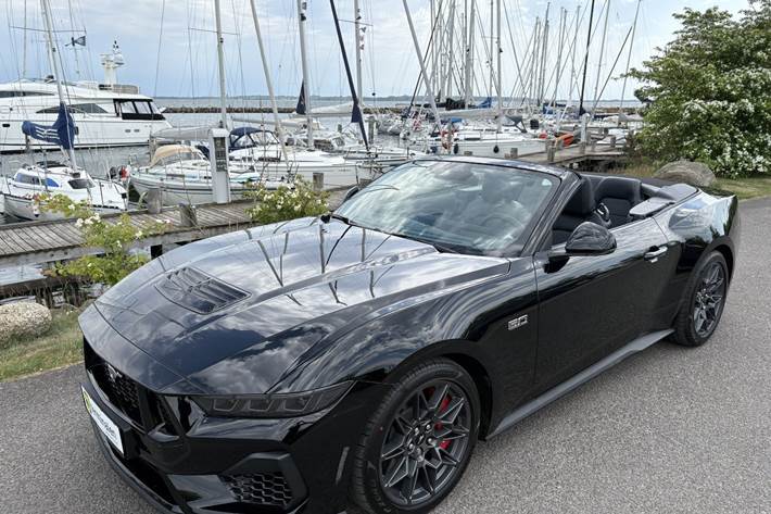 Sort Ford Mustang fra 2025