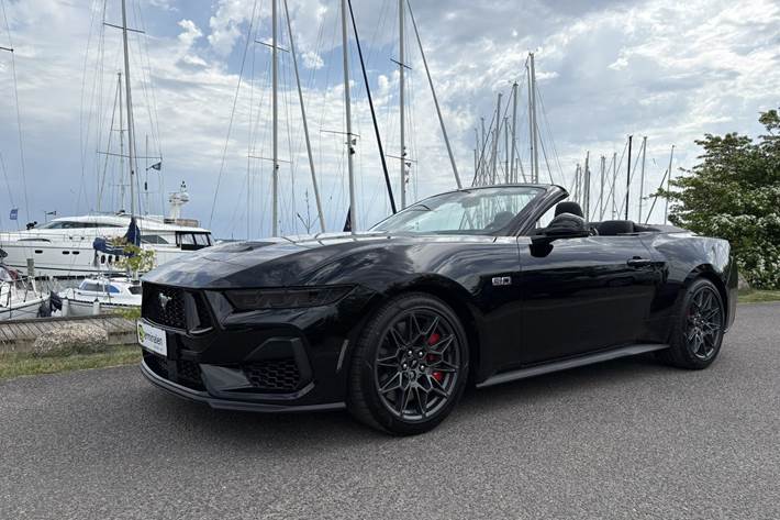 Sort Ford Mustang fra 2025