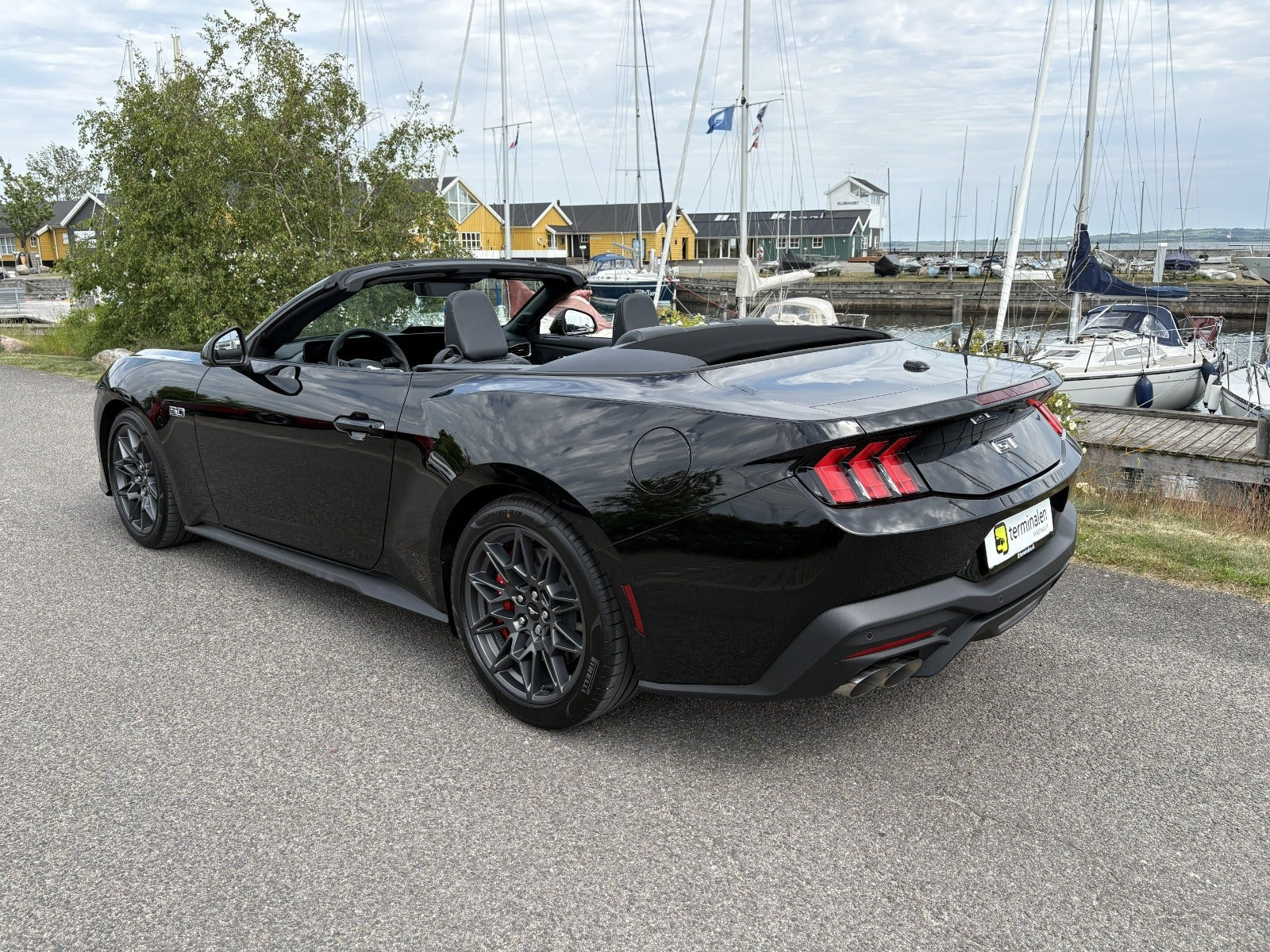 Sort Ford Mustang fra 2025