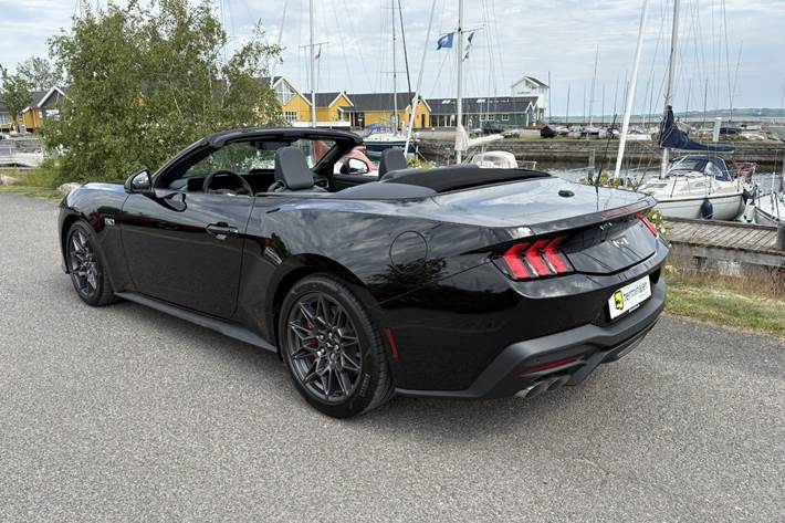 Sort Ford Mustang fra 2025