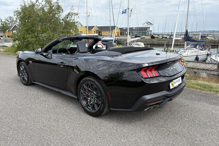 Sort Ford Mustang fra 2025