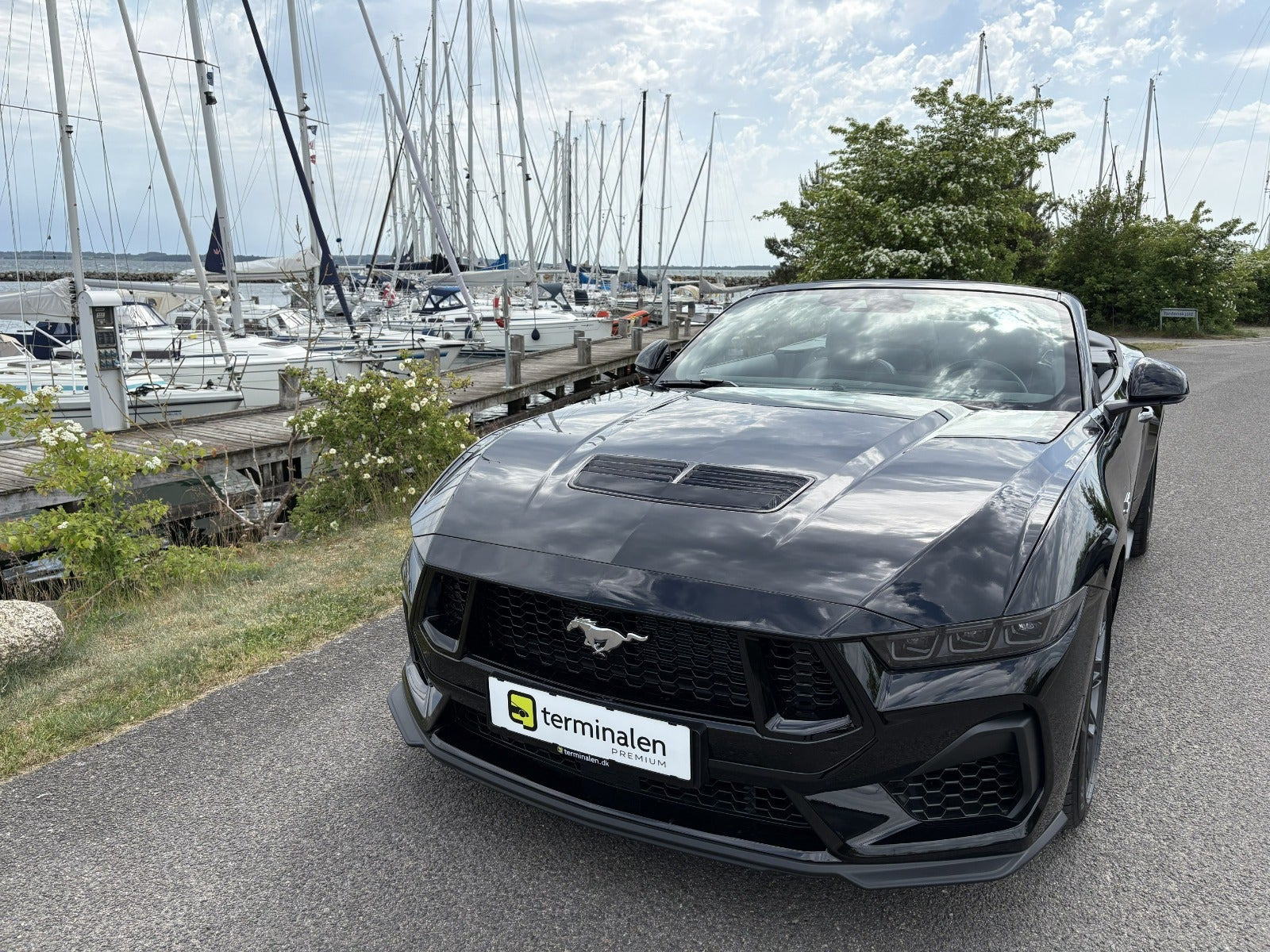 Sort Ford Mustang fra 2025