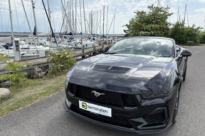 Sort Ford Mustang fra 2025