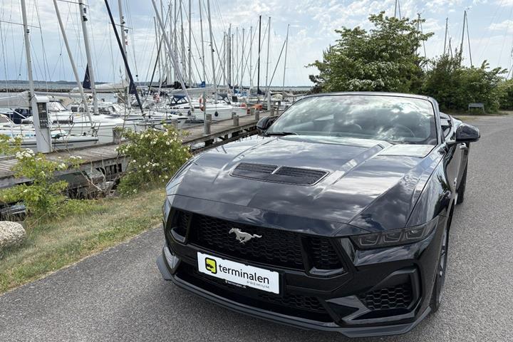 Sort Ford Mustang fra 2025