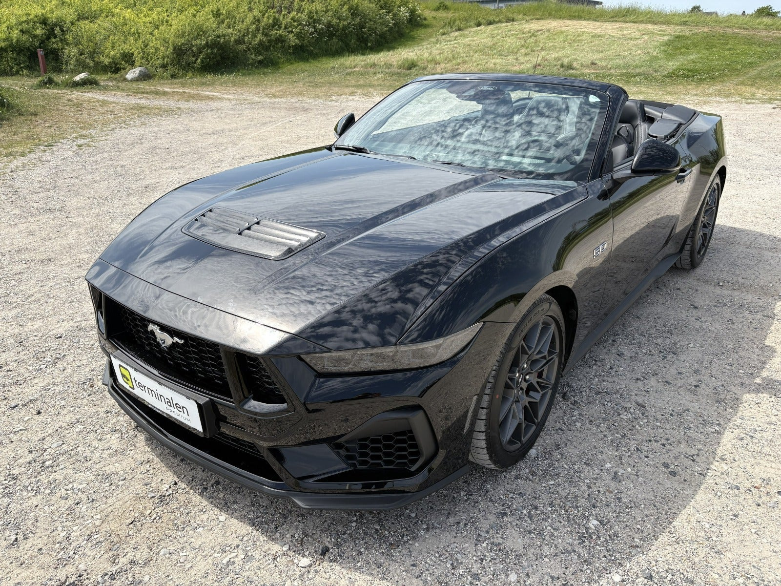 Sort Ford Mustang fra 2025