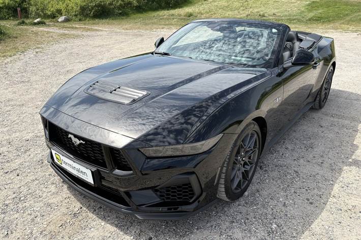 Sort Ford Mustang fra 2025