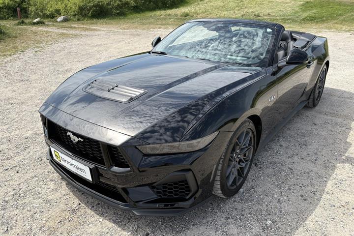 Sort Ford Mustang fra 2025