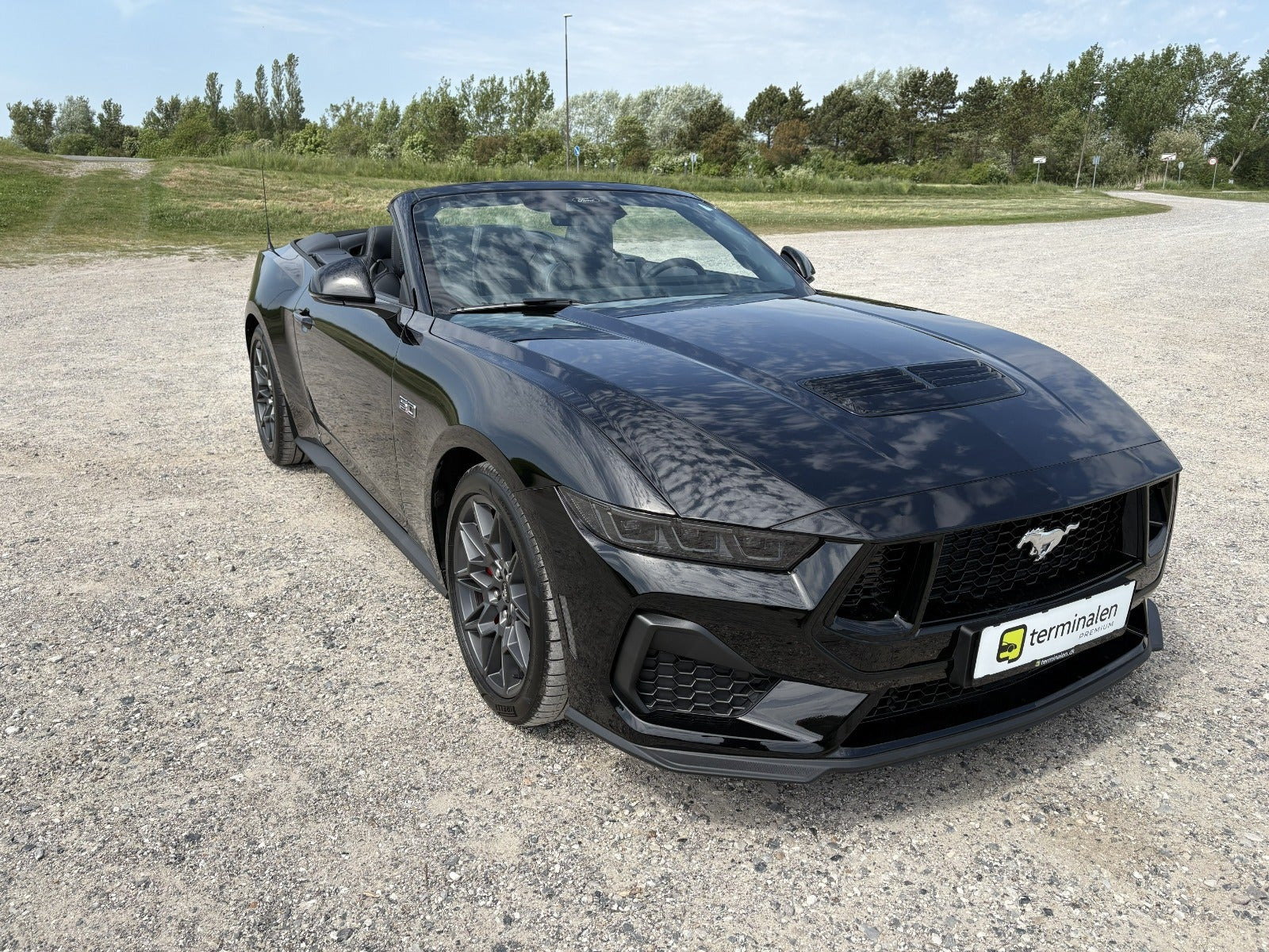 Sort Ford Mustang fra 2025