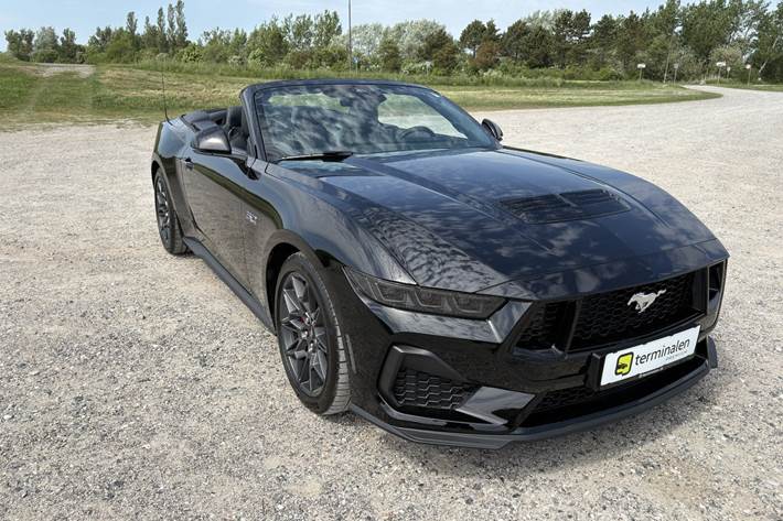 Sort Ford Mustang fra 2025