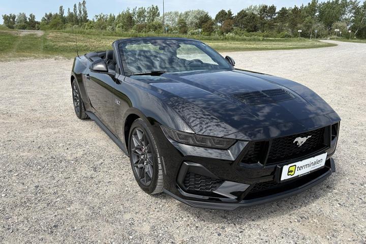 Sort Ford Mustang fra 2025