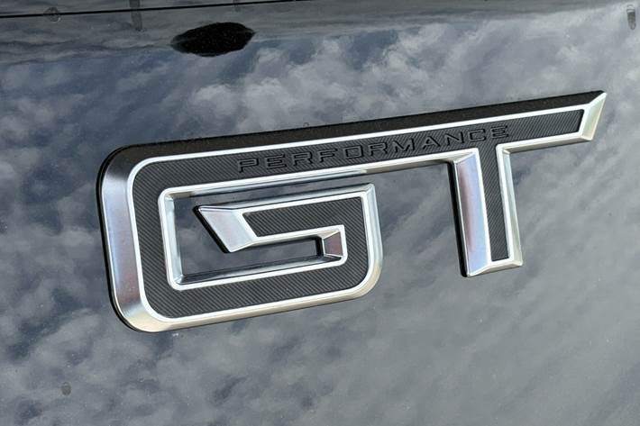 Sort Ford Mustang fra 2025